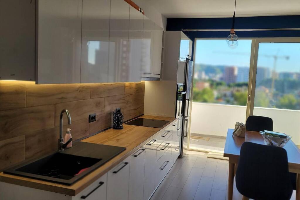 Hidden Gem, Modern 2bedroom, Amazing Terrace-free Parking-your Away From Appartamento *